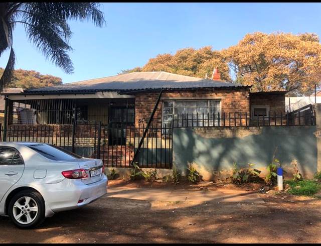 11 BEDROOM HOUSE FOR SALE IN BEZUIDENHOUT VALLEY